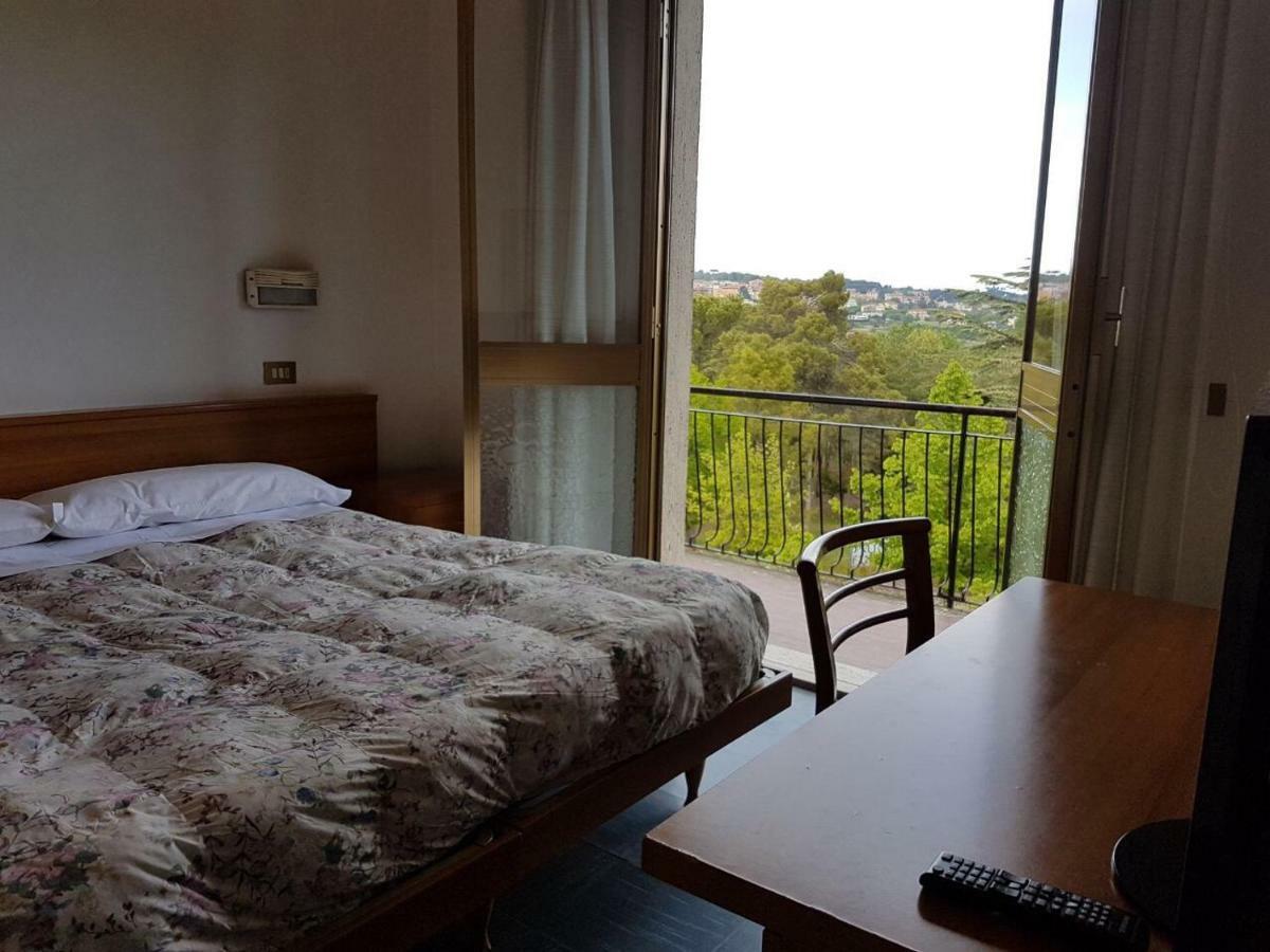 Hotel La Lucciola Кианчано Терме Екстериор снимка